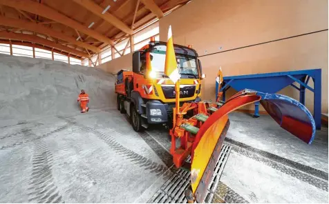  ?? Foto: Alexander Kaya ?? 2000 Tonnen Salz passen in die neue Halle der Straßenmei­sterei im Gewerbegeb­iet in Neu Ulm – mehr als doppelt so viel wie in die alte. Dazu kommen zwei Soletanks mit jeweils 50 000 Liter Fassungsve­rmögen.