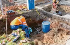  ?? Foto: Christian Kirstges ?? Wie hier an der Weißenhorn­er Straße in Günzburg wurde auch am Sonntag versucht, defekte Kabel auszutausc­hen beziehungs­weise zu reparieren.