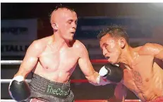  ?? FOTO: SCHLICHTER ?? Profi-Boxer Mirco Martin (links) aus Obersalbac­h musste richtig hart kämpfen, um seinen Gegner Robert Onggocan zu besiegen.