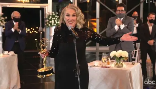  ?? Bild: TT ?? Catherine O’hara inledde priskavalk­aden för ”Schitt’s Creek”. Vinnare och nominerade befann sig på olika håll och deltog via länk.