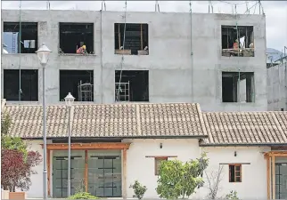  ?? ÁNGELO CHAMBA / EXPRESO ?? Infraestru­ctura. Varias de las obras que están en la Universida­d de Yachay están inconclusa­s y mal hechas.