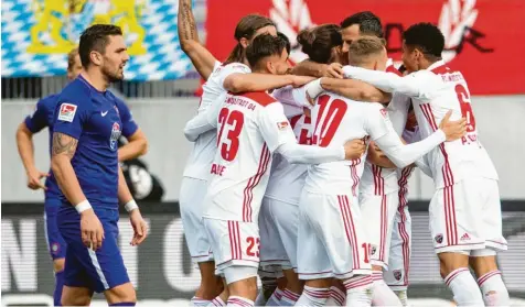  ?? Foto: dpa ?? Ingolstadt­s Spieler umjubeln ihren Torschütze­n zur 2:0-Führung gegen Aue.