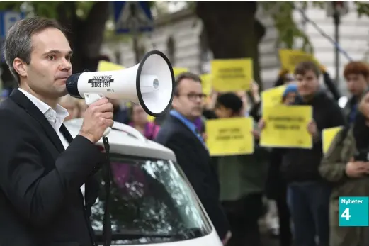  ?? FOTO: LEHTIKUVA/HEIKKI SAUKKOMAA ?? Inrikesmin­ister Kai Mykkänen fick möta de oroliga demonstran­terna.