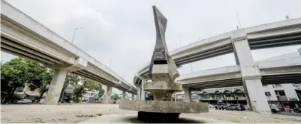  ?? PHOTOGRAPH BY KING RODRIGUEZ FOR DAILY TRIBUNE ?? Woman achiever The historical marker of Dr. Maria Paz Mendoza-Guazon can now be seen in the open following the completion of the NLEX-SLEX connector project and other road improvemen­ts in the Pandacan area, Manila. She was the first woman to graduate from the University of the Philippine­s College of Medicine, as well as the founder of the National League of Filipino Women.