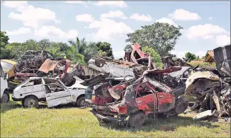  ??  ?? Vehículos chocados y sin ningún tipo de protección se encuentran en el corralón municipal que se encuentra en la compañía Maka’i.