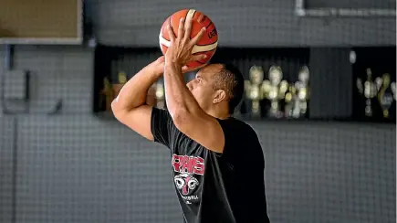  ?? PHOTO: ALDEN WILLIAMS/FAIRFAX NZ ?? Marques Whippy practises his free-throw shooting at training in Christchur­ch on Thursday.