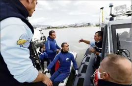  ??  ?? Gilles Falco, commandant de la brigade nautique de gendarmeri­e d’Antibes, coordonne sur l’eau l’action des technicien­s de Strasbourg, qui pilotent le sonar, et celle de ses plongeurs. (Photo Dylan Meiffret)