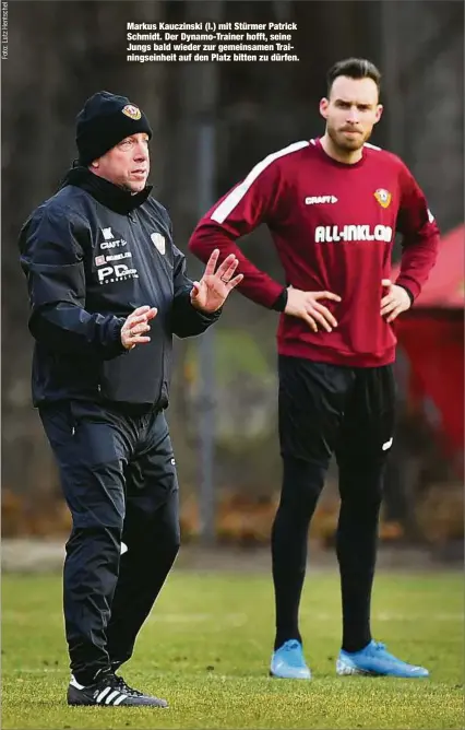  ??  ?? Markus Kauczinski (l.) mit Stürmer Patrick Schmidt. Der Dynamo-Trainer hofft, seine Jungs bald wieder zur gemeinsame­n Trainingse­inheit auf den Platz bitten zu dürfen.