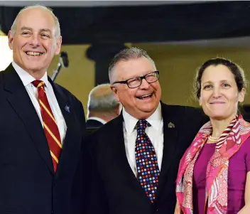  ??  ?? Le secrétaire américain à la Sécurité intérieure John Kelly a posé avec son homologue canadien Ralph Goodale et la ministre Chrystia Freeland, hier, à Ottawa.