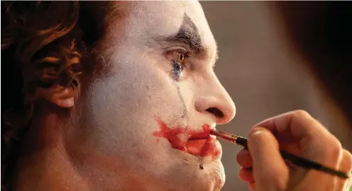  ?? Foto: © 2019 Warner Bros. Entertainm­ent Inc. ?? Keine Charakterd­arstellung, aber eine wahre Leistungss­chau: Joaquin Phoenix als gestörter Clown Joker