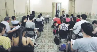  ??  ?? Guido Rodríguez Alcalá dictando, el año pasado, una de las concurrida­s clases del curso gratuito sobre historia ofrecido por el Centro Cultural de la República Cabildo.