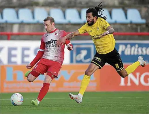  ?? Fotos: Ben Majerus ?? Dominik Stolz (l.) erzielt gegen seinen Ex-Club um Nelito da Cruz das entscheide­nde Tor für Hesperinge­n.