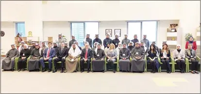  ??  ?? Participan­ts of the workshop pose for a picture in the presence of the US ambassador to Kuwait Lawrence Silverman.