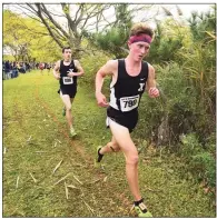  ?? Peter Hvizdak / Hearst Connecticu­t Media ?? Xavier’s Eamon Burke, right, and teammate George Luke compete at the SCC championsh­ip.