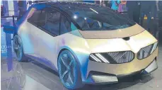  ?? FOTO: THOMAS GEIGER/DPA ?? Die Bmw-studie i Vision Circular besteht aus recyceltem Material, das sich am Ende des Autolebens erneut wiederverw­erten lassen soll.