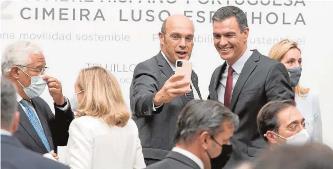  ?? // EP ?? El ministro de Economía portugués, Pedro Siza, se hace un autorretra­to con Sánchez tras la foto de familia de la Cumbre de Trujillo (Cáceres)
