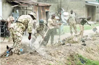  ?? PHOTO: ?? Troops of 26 Task Force Brigade partake in an environmen­tal sanitation exercise to commemorat­e the 2017 Nigerian Army Day celebratio­n at Gwoza in Borno State yesterday Army Headquarte­rs