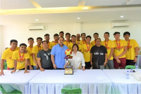  ??  ?? DIVISION CHAMPS. Gov. Lilia 'Nanay' Pineda and Vice-Gov. Dennis 'Delta' Pineda with coaches Alan Trinidad and Totoy Marquez and Pampanga Team Delta (St. Augustine Institute) who won the Division 2 Championsh­ip in the 2019 NBTC National Finals.---Jun Jaso/ Pampanga PIO