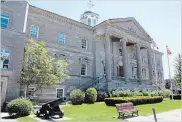  ?? KRIS DUBE THE WELLAND TRIBUNE ?? The Welland courthouse as it appears today, still displaying of its classic design with front portico and cupola.