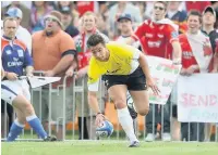  ??  ?? ■ Chris Czekaj scores a try for Wales against Canada in 2009, two years after he suffered a knee injury in Australia, below