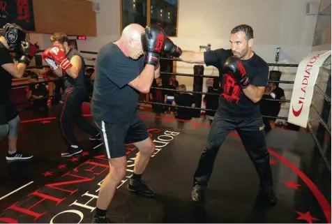  ?? Foto: Michael Hochgemuth ?? Mit einem Ex Weltmeiste­r Sparring zu betreiben, ist ein ganz besonderes Erlebnis. Hier arbeitet Firat Arslan (rechts) mit Sepp Mangold.