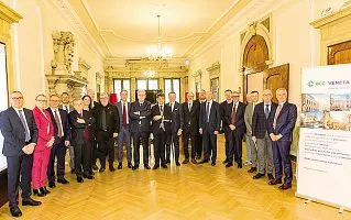  ?? ?? Il nuovo Cda Foto di gruppo degli amministra­tori di Bcc Veneta, riuniti ieri a Palazzo Wollemborg a Padova