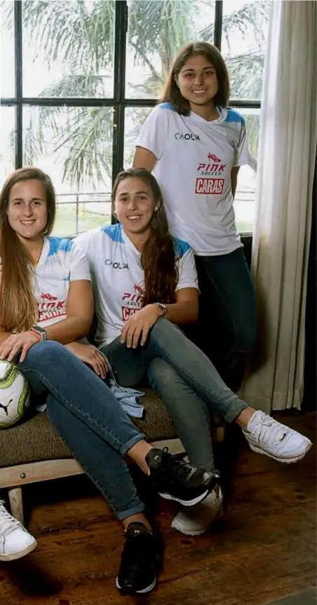  ??  ?? Mariana Larroquett­e, Belén Potassa, “Flor” Bonsegundo, Laurina Oliveros, Adriana Sachs y Natalie Juncos no dudan en reclamar que “¡Hay equipo!” Todas juegan en la UAI Urquiza y en la selección que busca llegar al Mundial.