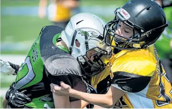  ?? SUPPLIED PHOTO ?? Peewee division action between the St. Catharines Seahawks, green; and Welland Tiger-Cats in the Niagara Regional Minor Football Associatio­n Sunday at Kiwanis Field in St. Catharines.