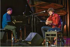  ?? Foto: Thorsten Jordan ?? Bill Laurance (Klavier) & Michael League (Oud, Bass und Gitarre) bei ihrem Auftritt im Landsberge­r Stadttheat­er.