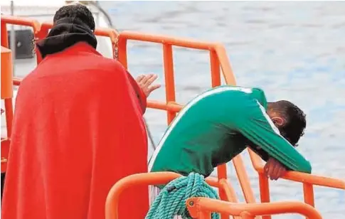  ?? // EFE ?? Un inmigrante rescatado en una Salvamar oculta su rostro en una imagen de archivo