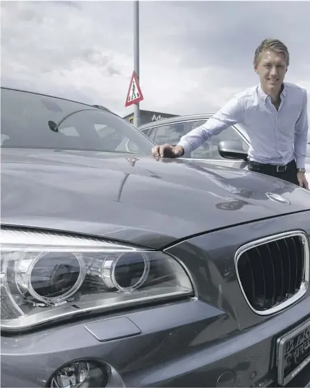  ??  ?? HALVERT: Nybilregis­treringer er halvert for BMW, men selger Ruben Kaasa forteller at han selger mange brukte leasing-