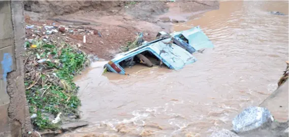  ?? PHOTO: ABDULLATEE­F ALIYU ?? Flood caused by heavy downpour last Wednesday along Ajasse-Ipo Road in Ilorin, Kwara State.