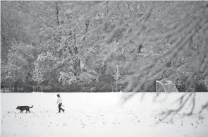  ?? HERGESHEIM­ER/COLUMBUS DISPATCH COURTNEY ?? Central Ohio, which was hit with a spring snow shower in April, could get a considerab­le amount of snow, according to the Old Farmer's Almanac.