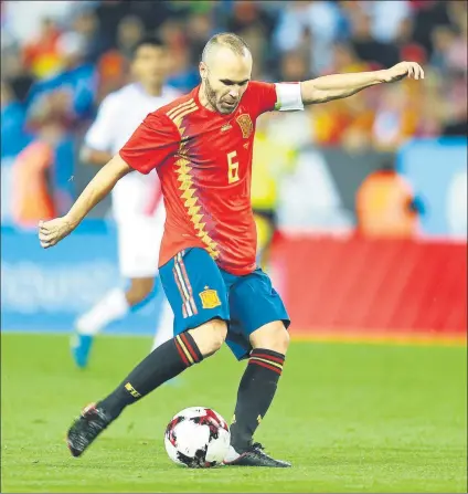  ?? FOTO: SIRVENT ?? Iniesta marcó el gol que cerró la goleada de la selección ante Costa Rica en Málaga en el día del estreno de la nueva camiseta