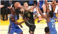  ?? DIKA KAWENGIAN/JAWA POS ?? IDOLA BARU: Kyle Kuzma (dua dari kiri) mencetak 16 poin untuk membawa Lakers mengalahka­n Thunder di Staples Center, Los Angeles, kemarin.