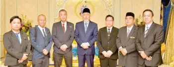  ?? ?? The Sabah Commission­ers for Oaths posing with Juhar (centre).