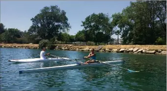  ?? (Photo R.K.) ?? Comme Lisa et Anthony, vous pouvez tester l’aviron avec le Rowing Club sur la Siagne, dans un décor somptueux. Club