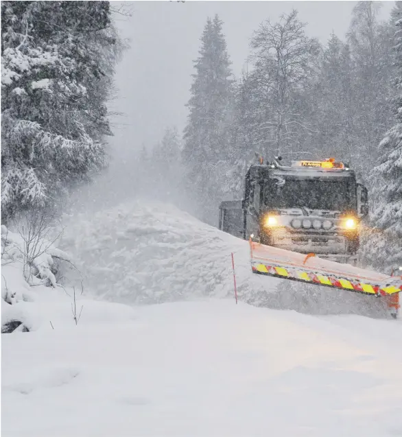  ??  ?? MANDAG: Her er Sverre Øynes i PS Anlegg i farta for å holde fylkesvei 404 åpen under det kraftige snøvaeret mandag.