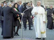  ??  ?? Piazza Mignanelli Papa Francesco con la sindaca Virginia Raggi mentre osserva la statua della Madonna sopra l’obelisco
