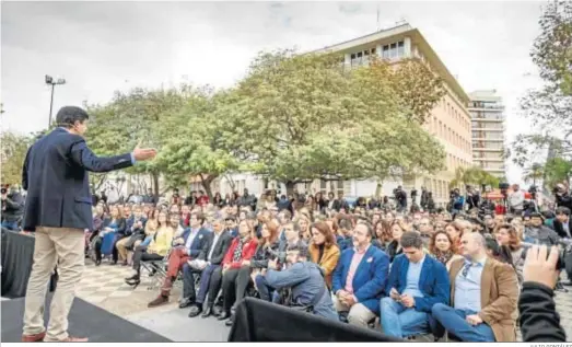  ?? JULIO GONZÁLEZ ?? Juan Marín, vicepresid­ente de la Junta de Andalucía, interviene en un mitin de Ciudadanos en la plaza de España de Cádiz, hace unos años.