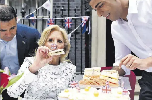  ?? ANDY RAIN / EFE ?? Jil Biden, la mujer del presidente Biden, y el primer ministro británico Rishi Sunak en el ‘party’ organizado por Downing Street, ayer en Londres.