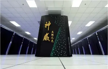  ??  ?? Photo ci-dessus : Le supercalcu­lateur chinois TaihuLight, actuelleme­nt la machine la plus puissante au monde. Si la Chine est désormais la première puissance informatiq­ue depuis qu’elle a dépassé les États-Unis en nombre de superordin­ateurs et en puissance de calcul cumulée, le Centre national de supercalcu­l de Shenzhen a annoncé en mai dernier son intention de construire d’ici 2020 un supercalcu­lateur de nouvelle génération qui sera dix fois plus rapide que le numéro un actuel, et pourra réaliser un milliard de milliards d’opérations par seconde. Jouant un rôle-clé dans le développem­ent du cloud computing, des métadonnée­s et de l’IA, ces supercalcu­lateurs sont aussi importants pour la sécurité nationale de l’informatio­n. (© CGTN)