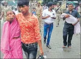  ?? HT PHOTO ?? Bhikaran Yadav of Deoria carrying the body of his only son Sumit, 4, who died during treatment. Policemen hurriedly took Bhikaran and his family out and got them transporte­d in a police van as the CM was about to reach the medical college.