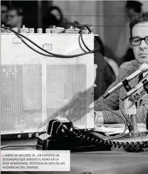  ??  ?? JAMES W. MCCORD JR., UN EXPERTO EN SEGURIDAD QUE DIRIGIÓ EL ROBO EN LA SEDE DEMÓCRATA, TESTIFICA EN 1973 EN LAS AUDIENCIAS DEL SENADO.