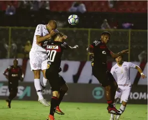  ?? Tiago Caldas/Fotoarena/Estadão Conteúdo ?? Roger marcou o segundo gol corintiano em Salvador; empate do Vitória veio no final