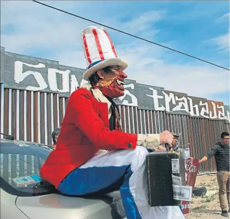  ??  ?? Activistas mexicanos protestan contra el presidente Trump en la frontera con Estados Unidos