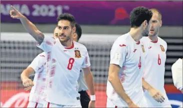  ??  ?? Adolfo celebra ante Paraguay su tanto en el primer partido de España en el Mundial, el pasado martes.