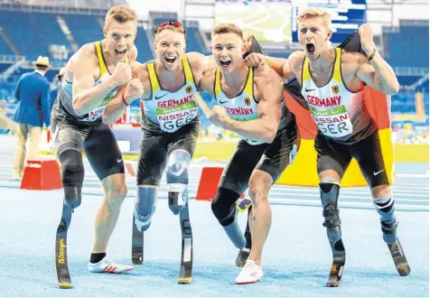  ?? Foto: Jens Büttner, dpa ?? Ein schnelles Quartett (von links): Markus Rehm, David Behre, Felix Streng und Johannes Floors liefen die 4 x 100 m in 40,82 Sekunden.