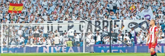  ??  ?? EN MEMORIA DE GABRIEL. El Bernabéu se acordó de Gabriel, el niño de ocho años asesinado hace unos días en Almería. La pancarta ponía: D.E.P Gabriel.