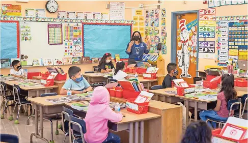  ??  ?? el distrito escolar unificado de Los Ángeles retomó clases presencial­es en la escuela primaria normont este mes